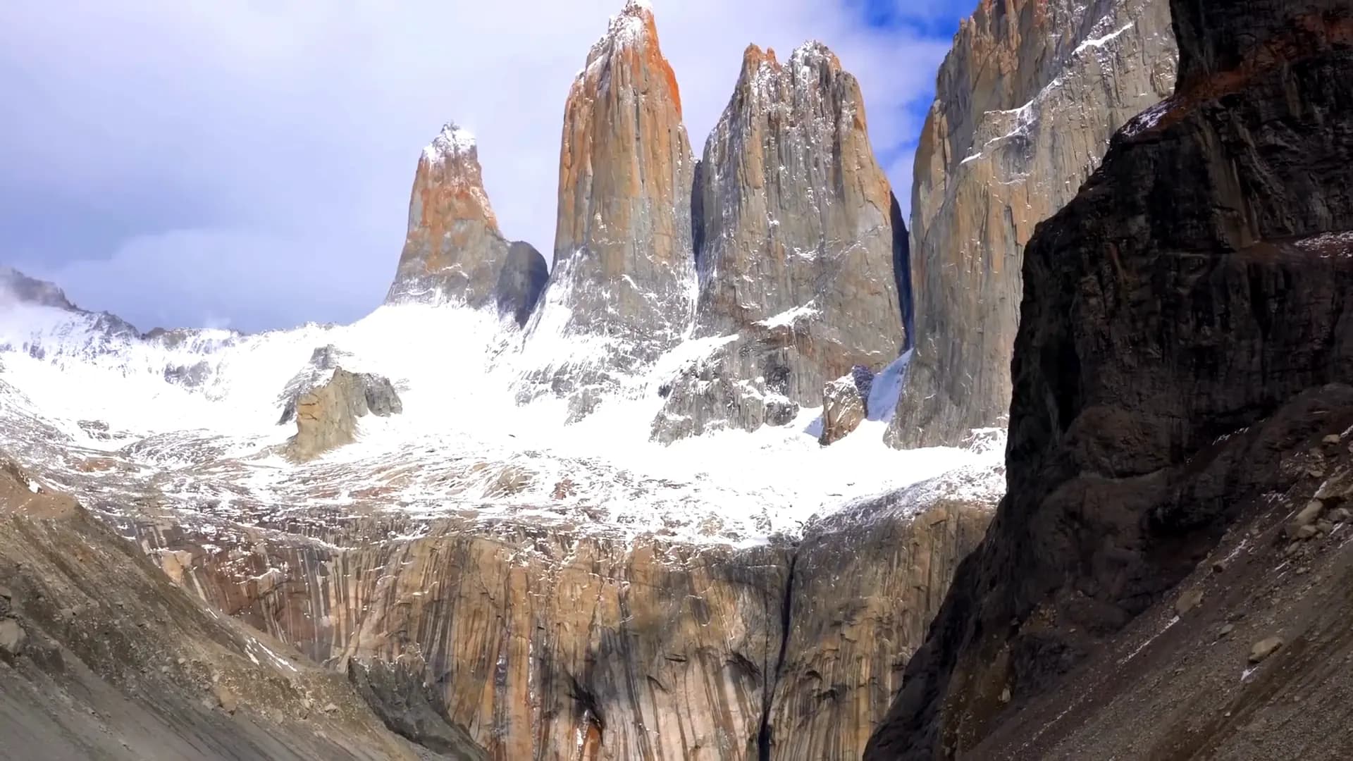 As três torres de granito do Paine vistas do mirante da base