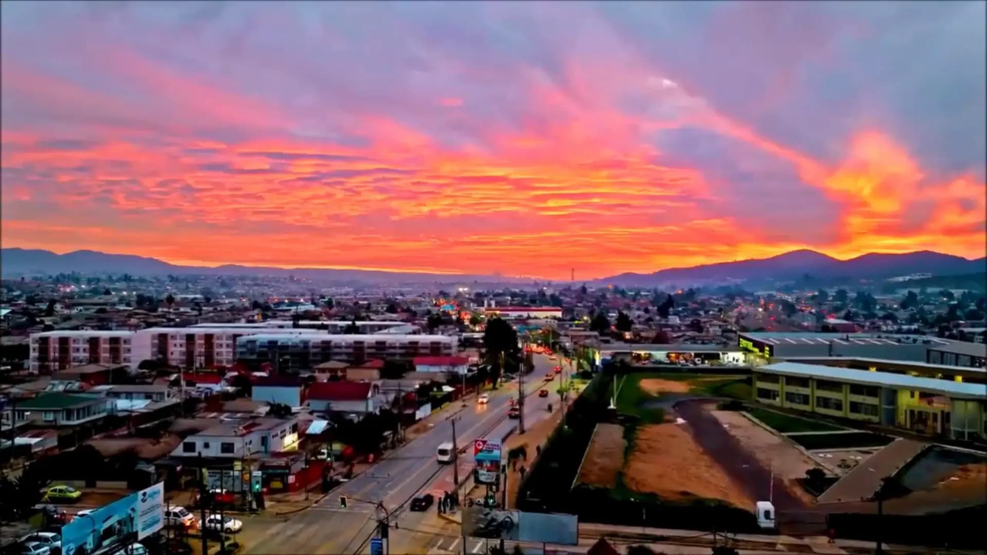 O centro de Pucón visto do alto no fim da tarde