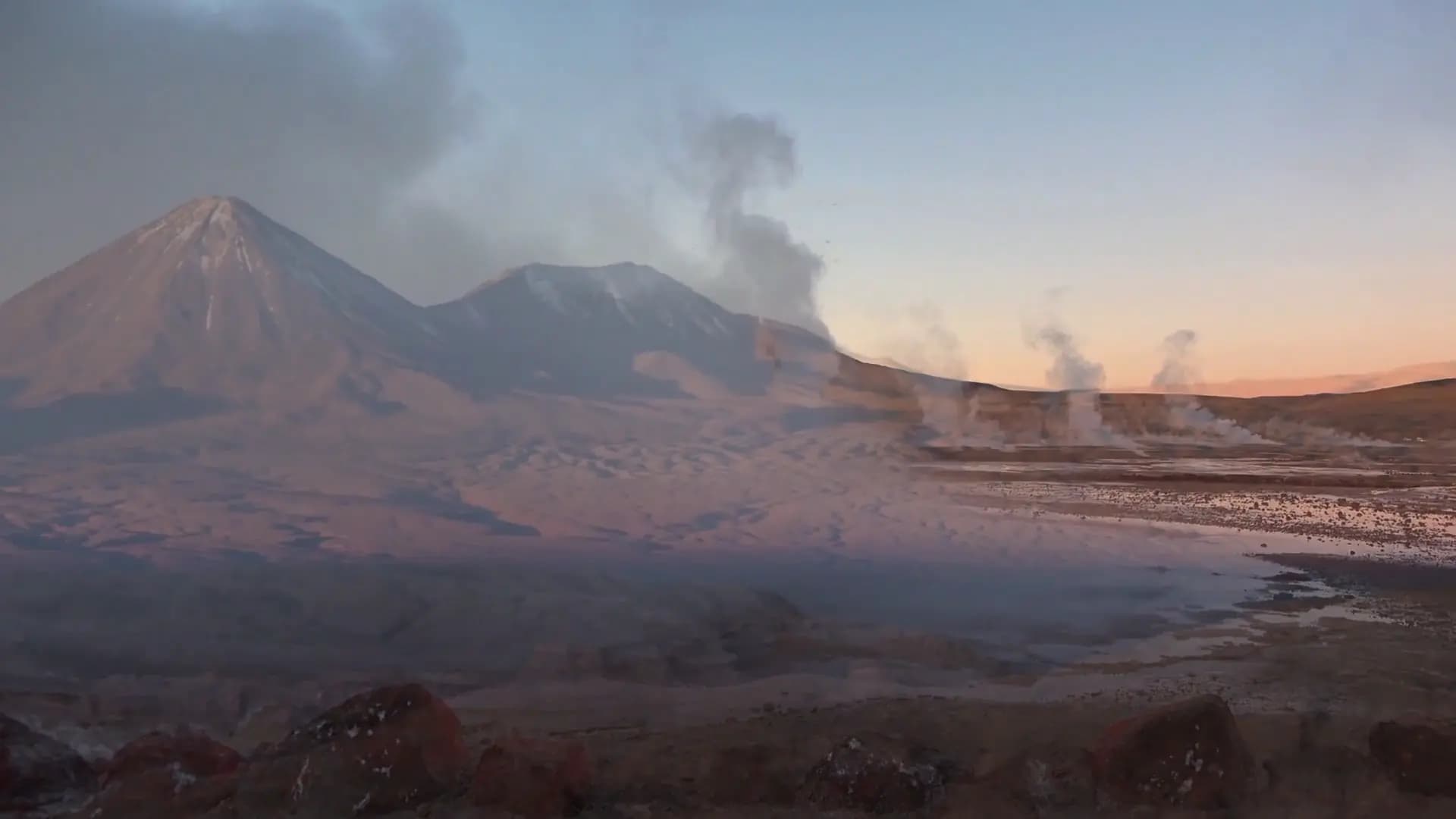 Colunas de vapor dos Gêiseres del Tatio ao amanhecer, a 4.300 m de altitude