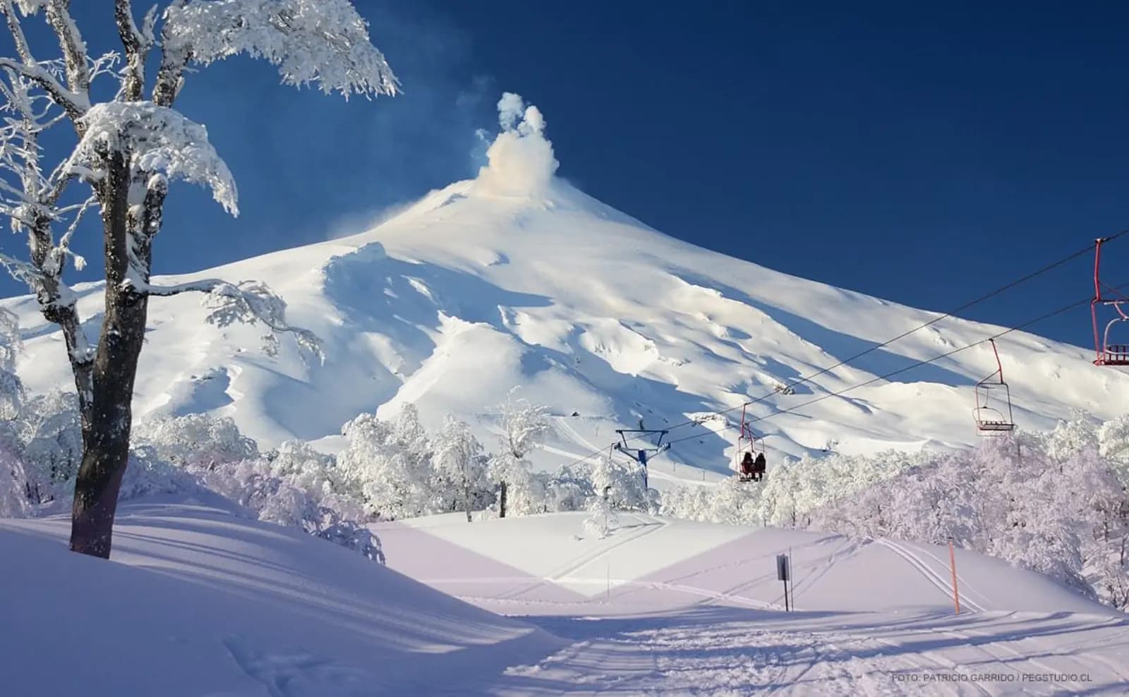 Vulcão Villarrica coberto de neve, visto de Pucón