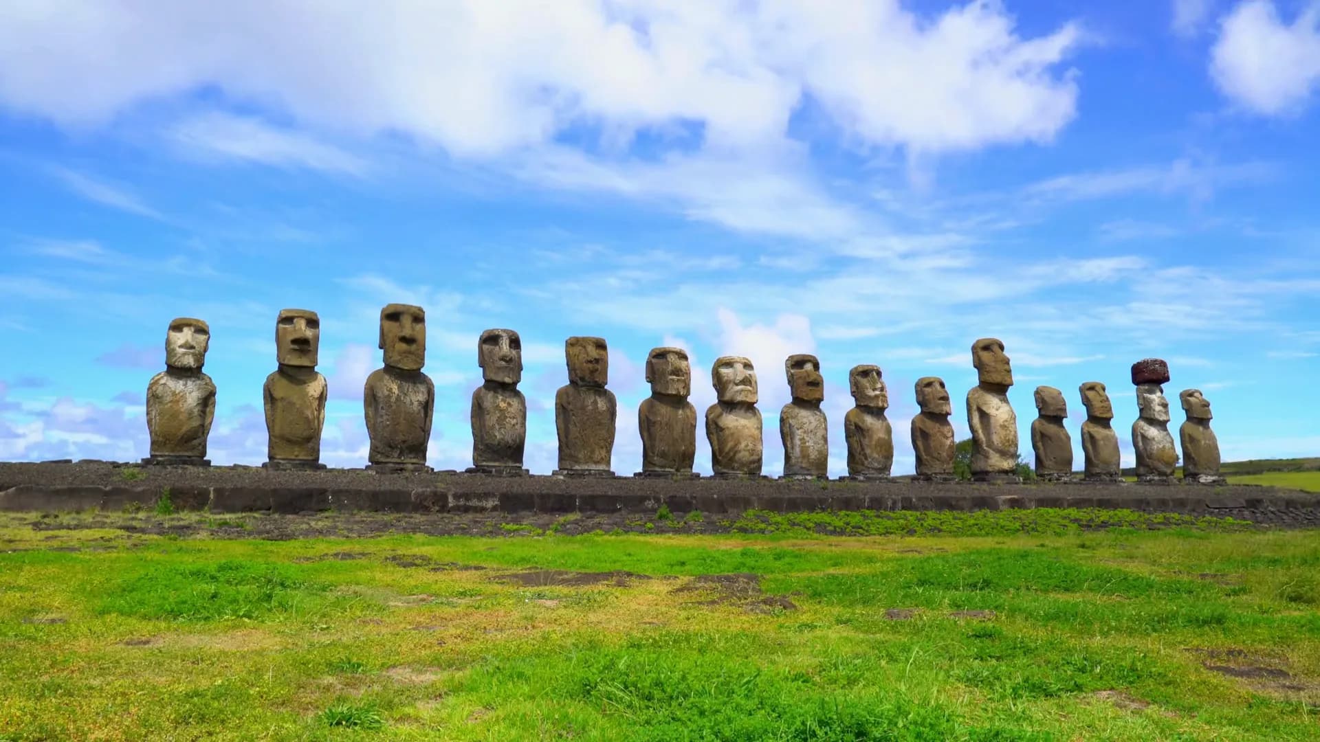 Moais na paisagem da Ilha de Páscoa