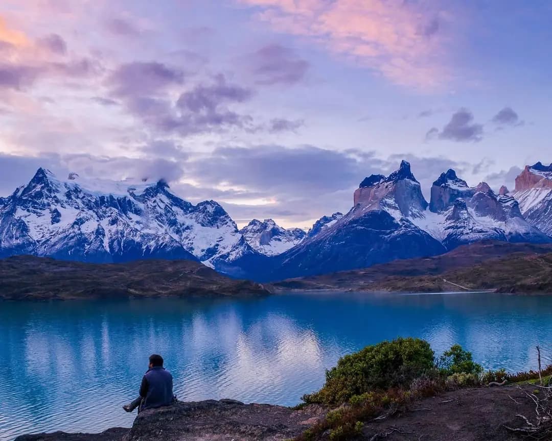 Os Cuernos del Paine ao entardecer, vistos da margem do lago Pehoé