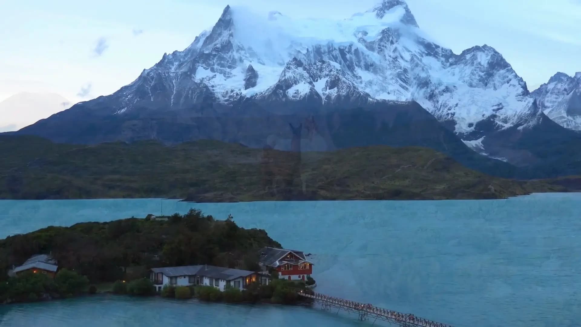 O lago Pehoé ao entardecer, com os Cuernos del Paine