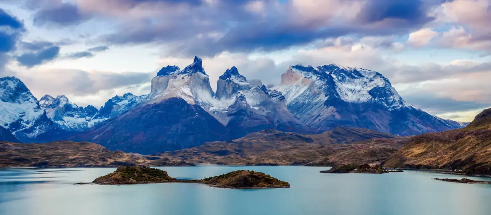 O maciço do Paine visto do outro lado do lago