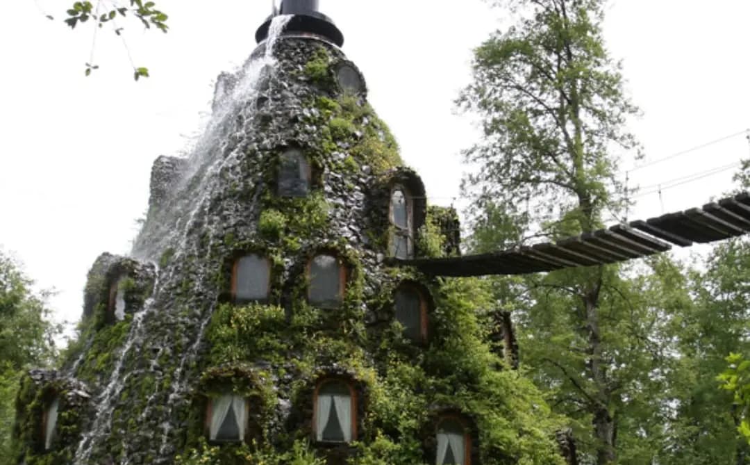 O hotel Montaña Mágica, tomado pela vegetação, é o cartão-postal da Reserva Huilo Huilo — e o motivo de o passeio pedir o dia inteiro, não meio período.