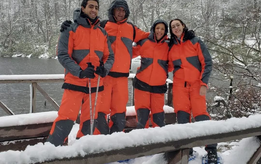 Grupo equipado para o trekking às lagoas andinas, numa passarela coberta de neve