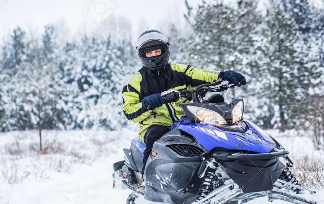 As motos de neve percorrem as trilhas nevadas nas encostas do Villarrica, com traje impermeável incluído no passeio — não é preciso saber esquiar para fazer este.