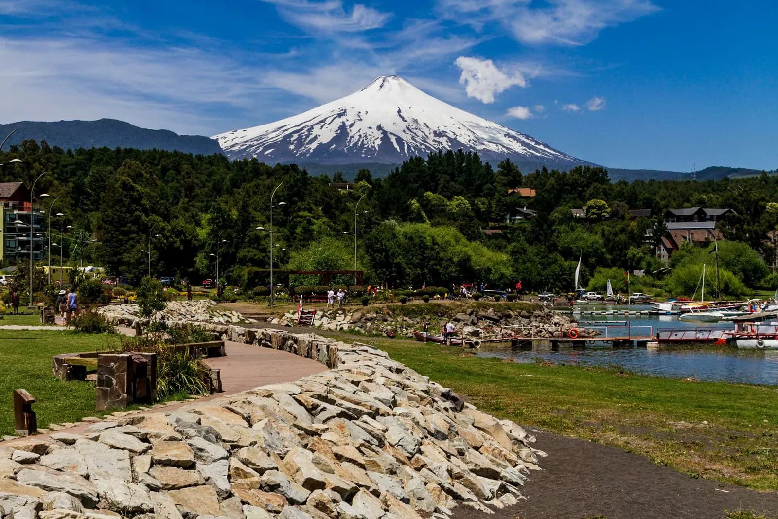 Pucón no verão: o lago Villarrica com o vulcão ao fundo — de dezembro a março o destino muda completamente de cara