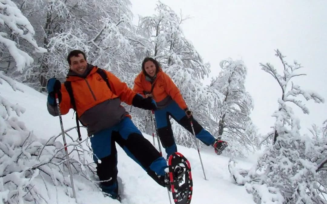 As raquetes distribuem o peso e evitam que você afunde na neve fofa: é a caminhada de inverno que menos exige preparo físico.