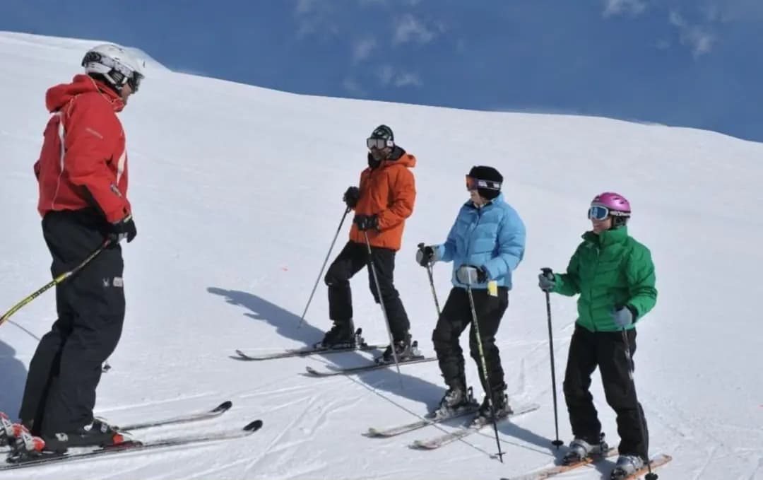 No centro de esqui do Villarrica as aulas saem em grupos pequenos e o equipamento se aluga ali mesmo — não é preciso levar nada do Brasil.