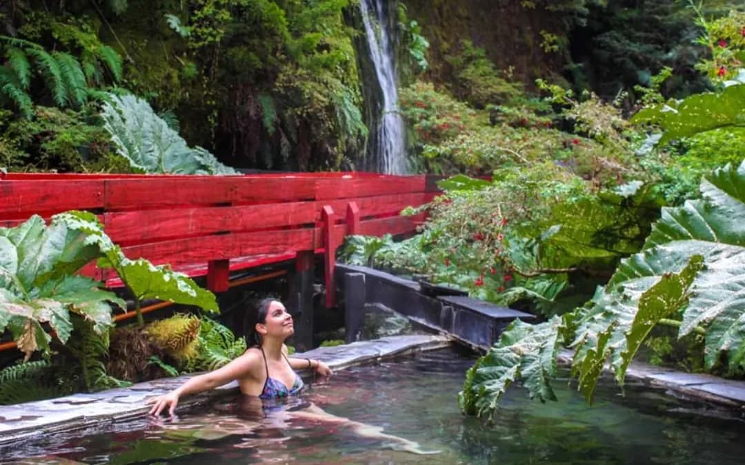 Nas Termas Geométricas as poças de pedra ficam dentro de um cânion de floresta, ligadas por passarelas de madeira — cada poça tem uma temperatura diferente.
