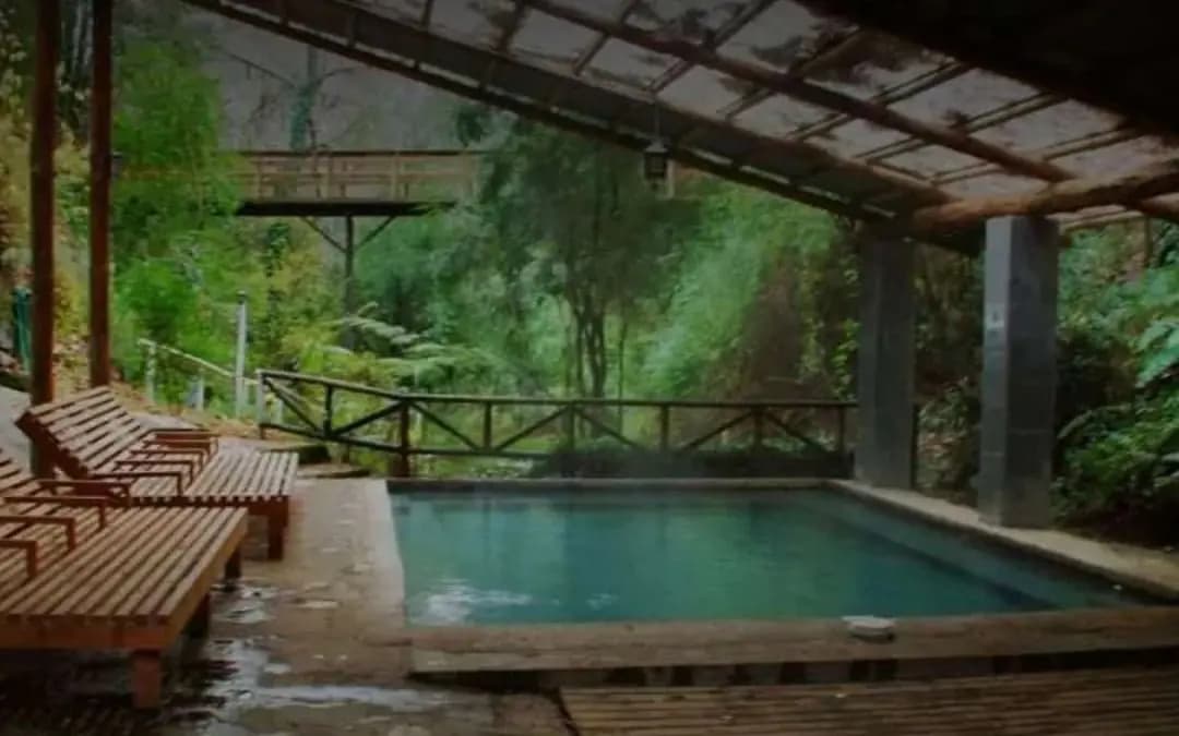 Boa parte das termas do sul tem piscina coberta e aquecida — é o que salva o dia quando a chuva chega, e no sul chove em qualquer mês do ano.