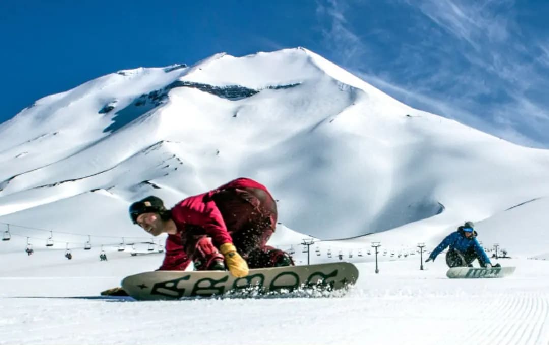 No Villarrica se desce a encosta de um vulcão ativo com o lago de Pucón lá embaixo: são poucas pistas, mas a vista não se repete em nenhum outro centro do Chile.