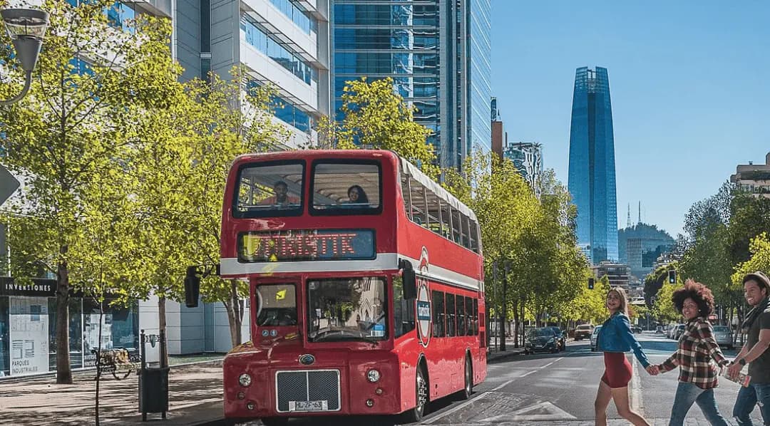 O ônibus turístico de dois andares dá a volta pelos principais bairros de Santiago: serve bem para o primeiro dia, quando ainda se está decidindo onde voltar com calma.