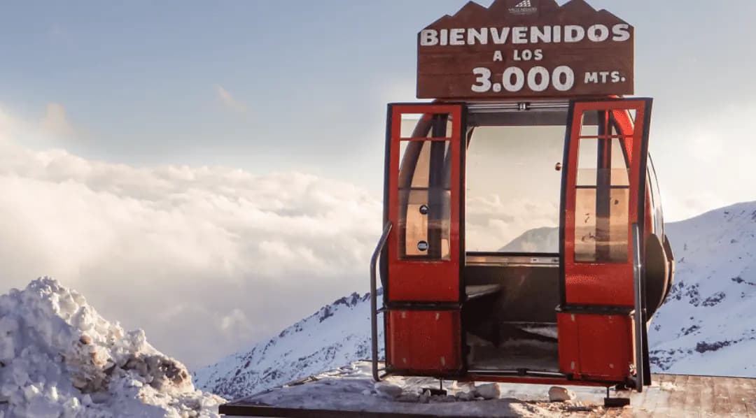 Cabines do teleférico de Farellones a 3.000 metros, acima das nuvens