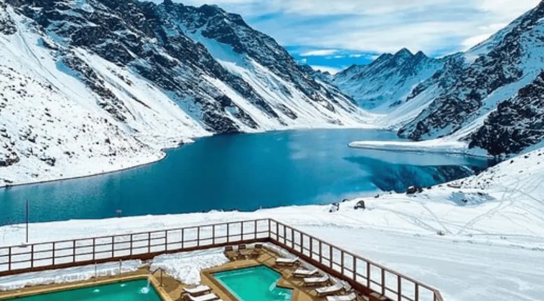 Portillo não é uma vila: é um hotel só, às margens da Laguna del Inca — por isso a estadia é vendida com pensão completa, e não por diária avulsa.