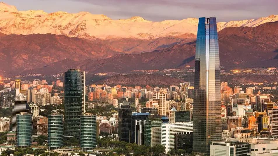 Skyline de Santiago com a cordilheira dos Andes ao fundo