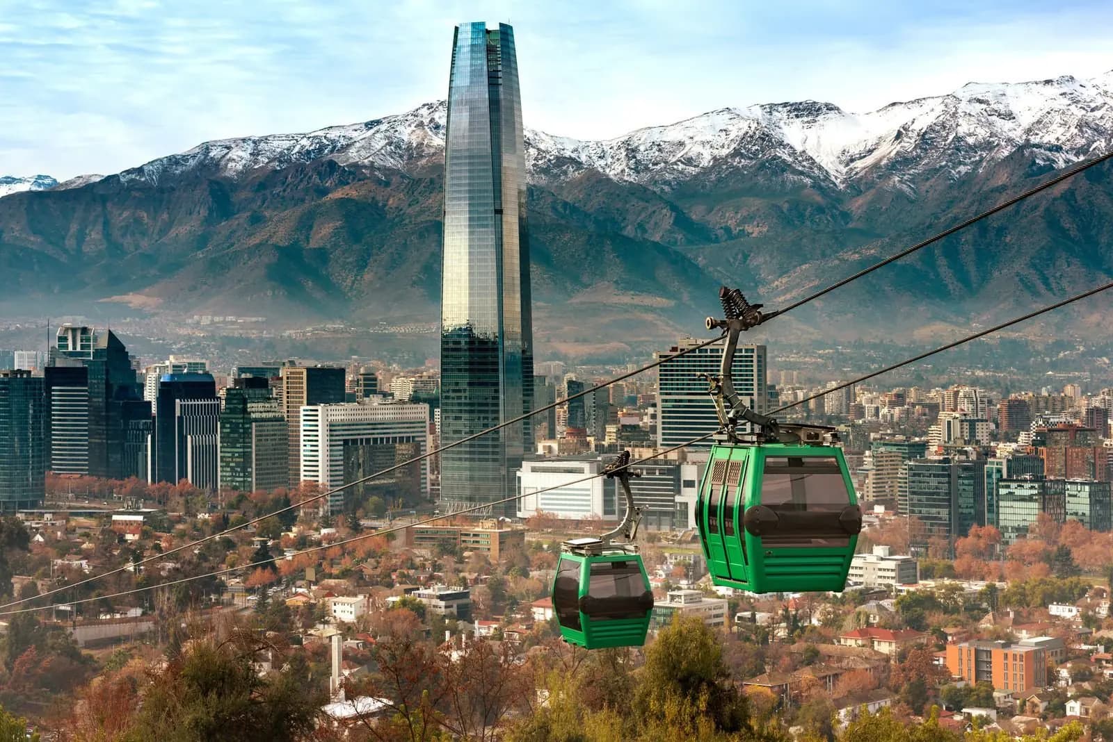 Teleférico do Cerro San Cristóbal sobre Santiago, com a cordilheira nevada ao fundo