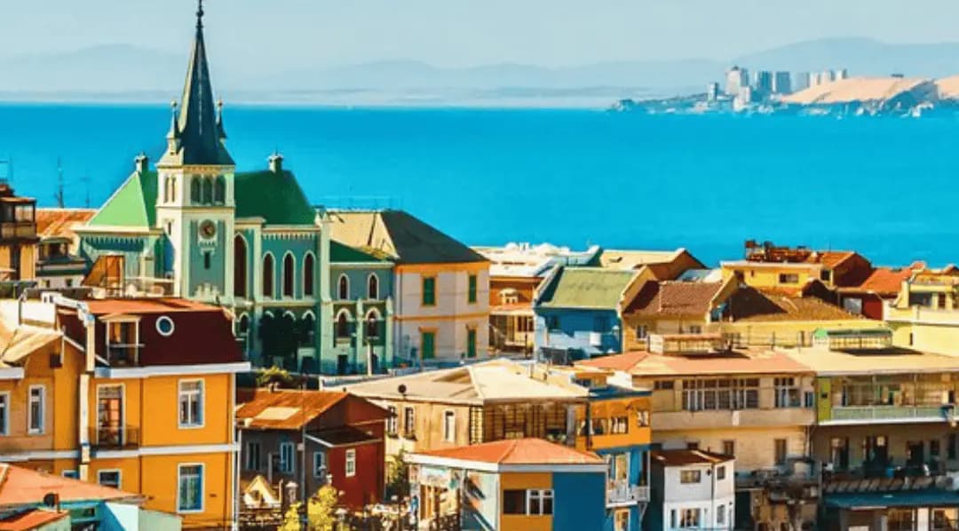 Casas coloridas nos morros de Valparaíso diante do Pacífico
