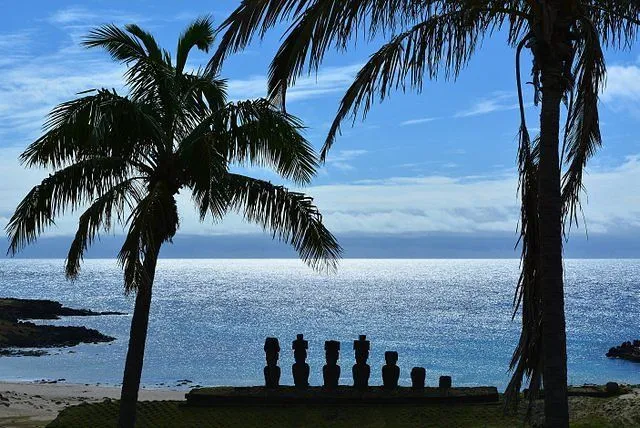 Praia Anakena na Ilha de Páscoa: mar azul, palmeiras e descanso após os passeios