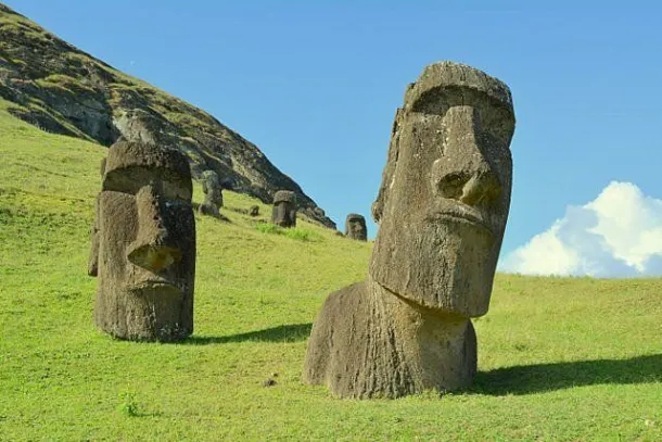 Rano Raraku na Ilha de Páscoa: a pedreira dos moais e trilha arqueológica